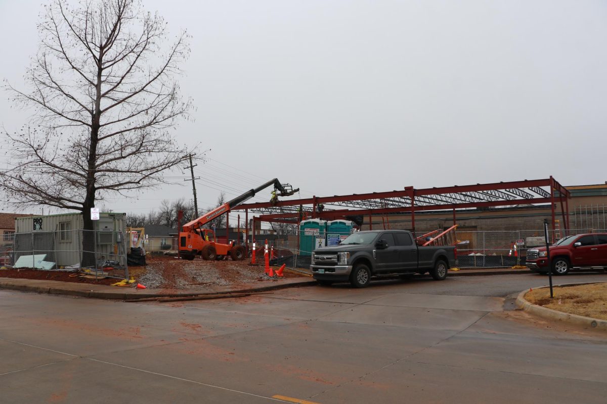 Crew raises steel beams