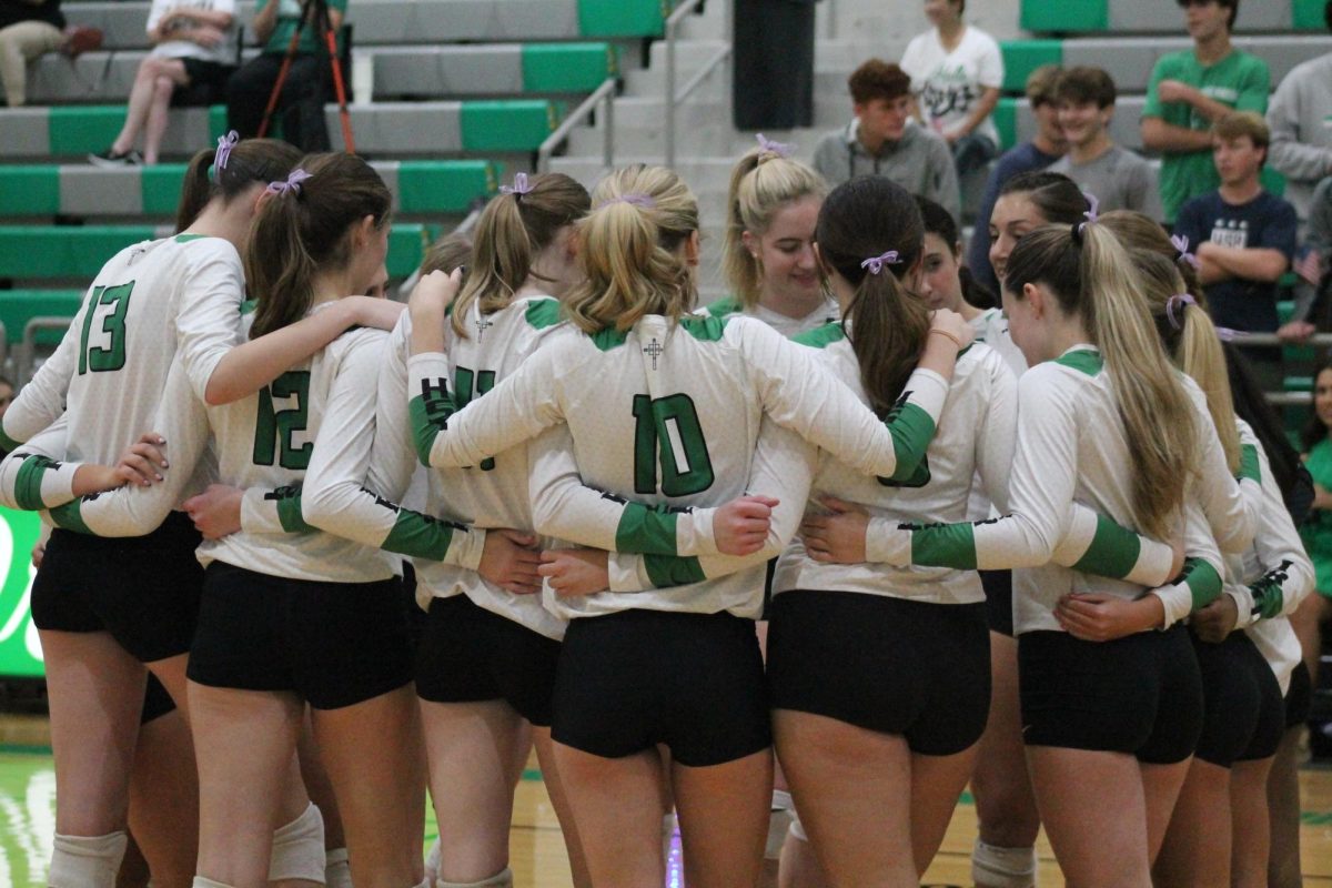 Volleyball team talks in the huddle before the Sept. 30 senior night game.
